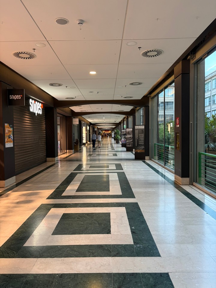 Turín - bývalá fabrika Fiat prebudovaná na nákupné centrum